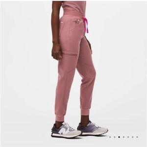 Figs Zamora Joggers Scrubs Mauve Size M never worn NWT
